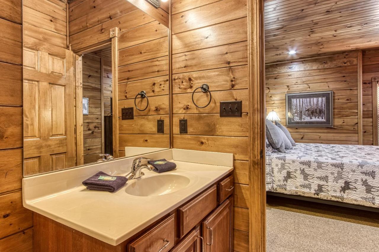 Lazy Bear Lodge, Hot Tub, Resort Pool, Wifi, 1089 Free Tickets Each Paid Day, Dollywood And More Gatlinburg Eksteriør billede