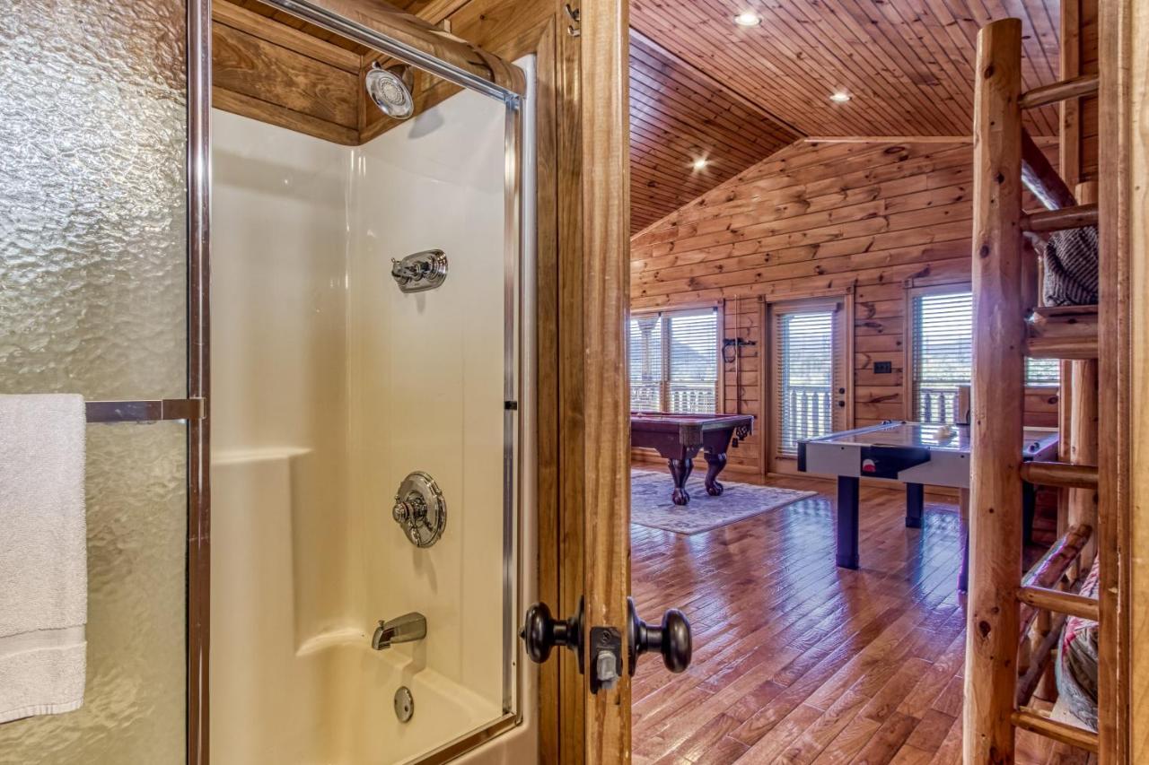 Lazy Bear Lodge, Hot Tub, Resort Pool, Wifi, 1089 Free Tickets Each Paid Day, Dollywood And More Gatlinburg Eksteriør billede