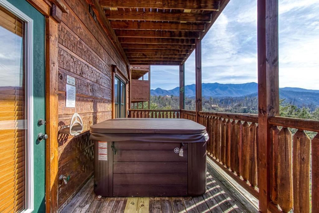 Lazy Bear Lodge, Hot Tub, Resort Pool, Wifi, 1089 Free Tickets Each Paid Day, Dollywood And More Gatlinburg Eksteriør billede