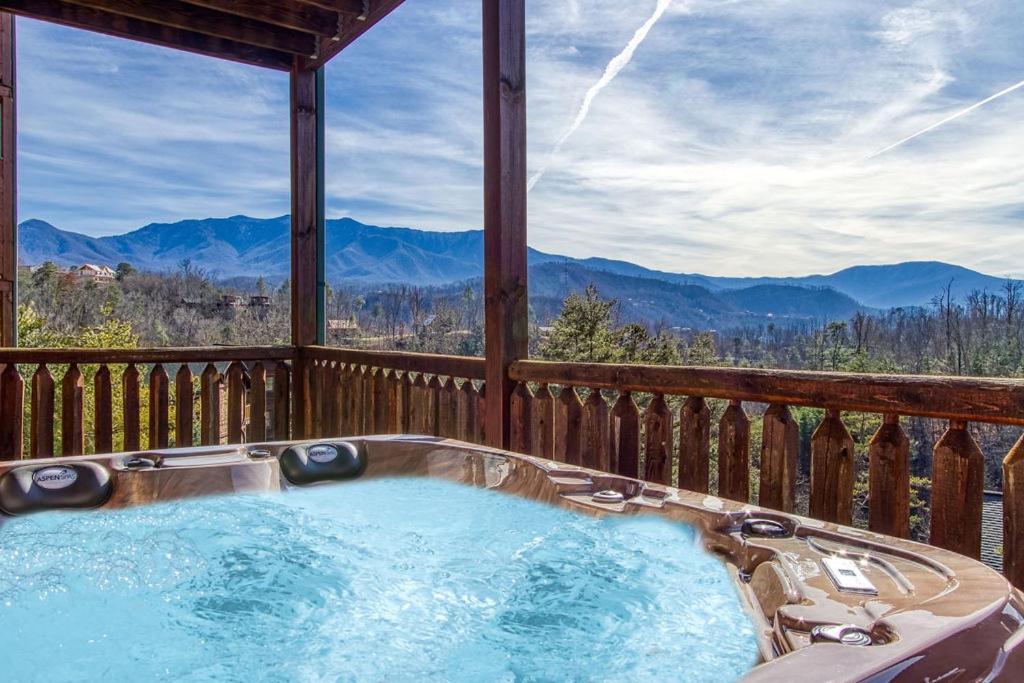 Lazy Bear Lodge, Hot Tub, Resort Pool, Wifi, 1089 Free Tickets Each Paid Day, Dollywood And More Gatlinburg Eksteriør billede